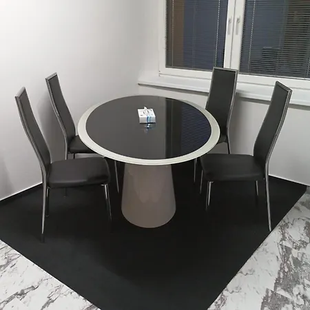 2 Bedroom, Kitchen And Terrace אוסטרבה
